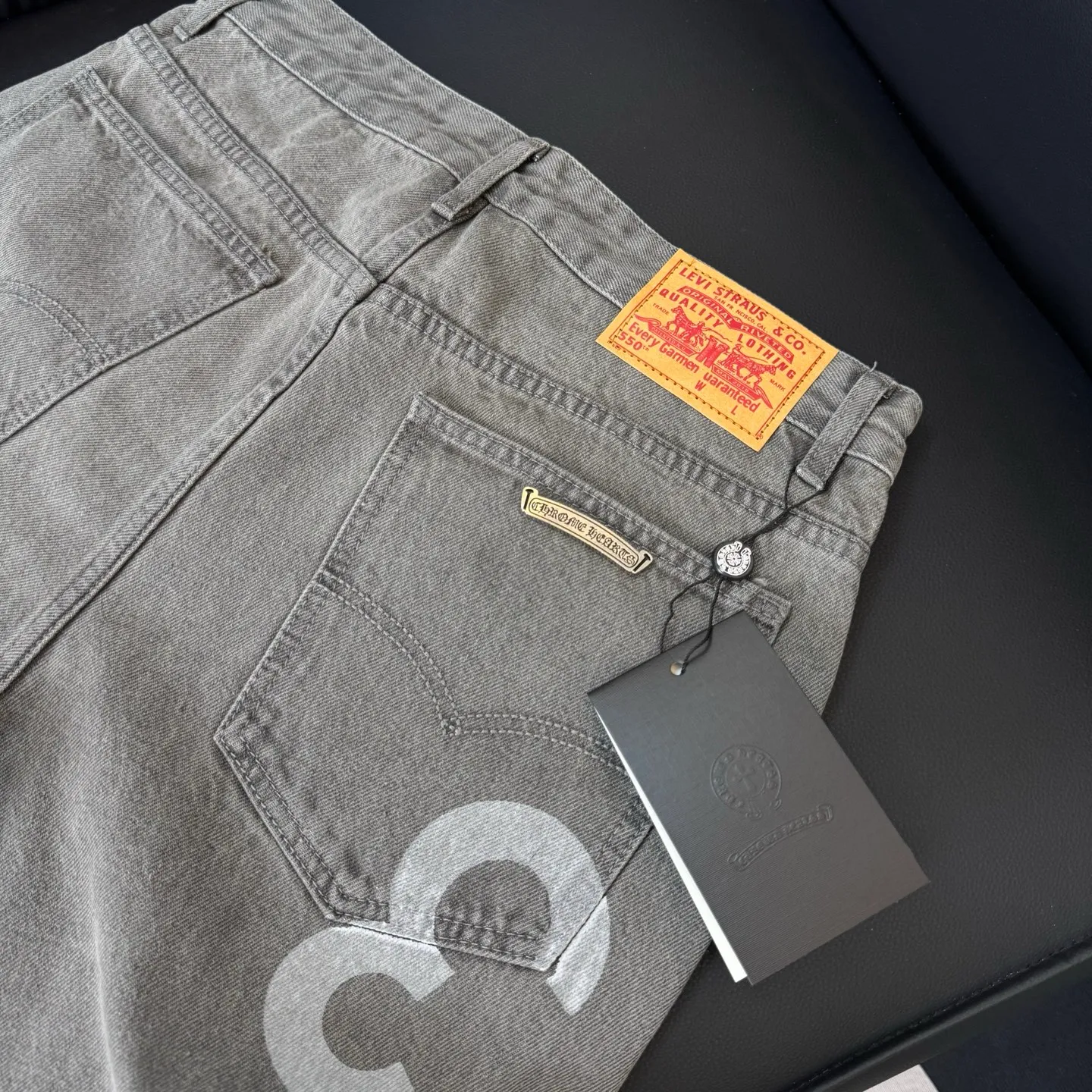🅿️290 Style No.: D240 Chroe Hets CH Chrome Het Purple Color Block Leather Washed Jeans Ceiling-Level Jeans Hard to Find at the Counter‼ ️ About Zangyin ✅ This is an extremely luxurious fashion brand that can also be called the aristocracy of the high street. It has always been an exclusive brand for some hipsters or the rich second generation. The color of this model is already very eye-catching by using a unique washed material. It is decorated with pink patchwork cross flowers, which cleverly highlights the charm of the brand. Secondly, this model adopts a classic high-waist cut design, which highlights the long legs and fashionable temperament of the upper body. The brand is highly recognizable and the slim-fitting configuration is more suitable for daily wear. The personality will be fashionable and the specifications can be seen at a glance. Materials and technology ✅ Needless to say, this point goes without saying. As an excellent craftsman brand, Zangyin's requirements for details and craftsmanship are really perfect. The washed color of this model has gone through a lot of processes, not to mention the embellishment of the denim appliqués. It is also purely handmade and sewn. Just like what they believe in, only handmade things have soul and have the meaning of wearing. A top-notch heavy-duty fashionable denim item, recommended by both hands‼ ️ Size# 30 32 34 34 (M L